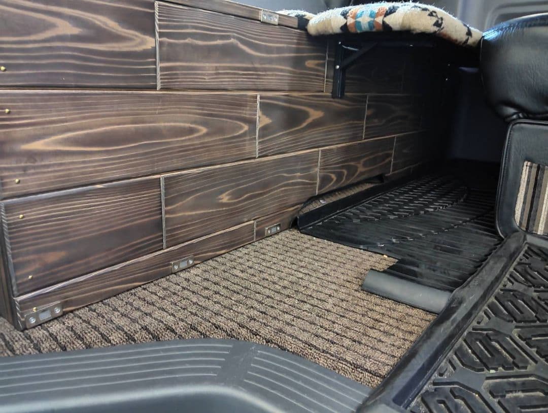 ハイエースワイド　セカンドテーブルオットマン＆ドリンクホルダー付き