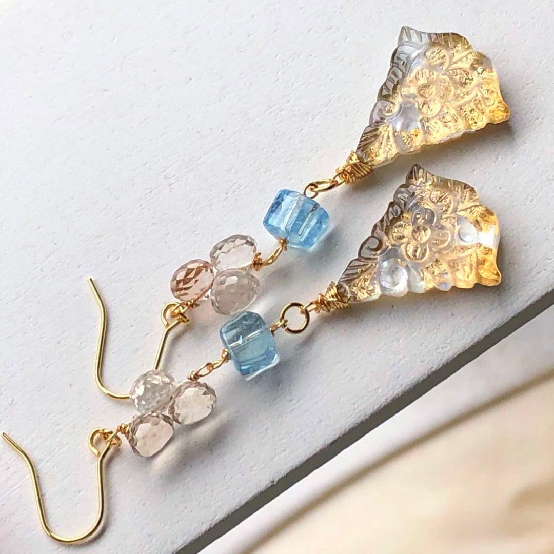 天然石ファンシーシェイプフラワーカービングのピアス14kgf