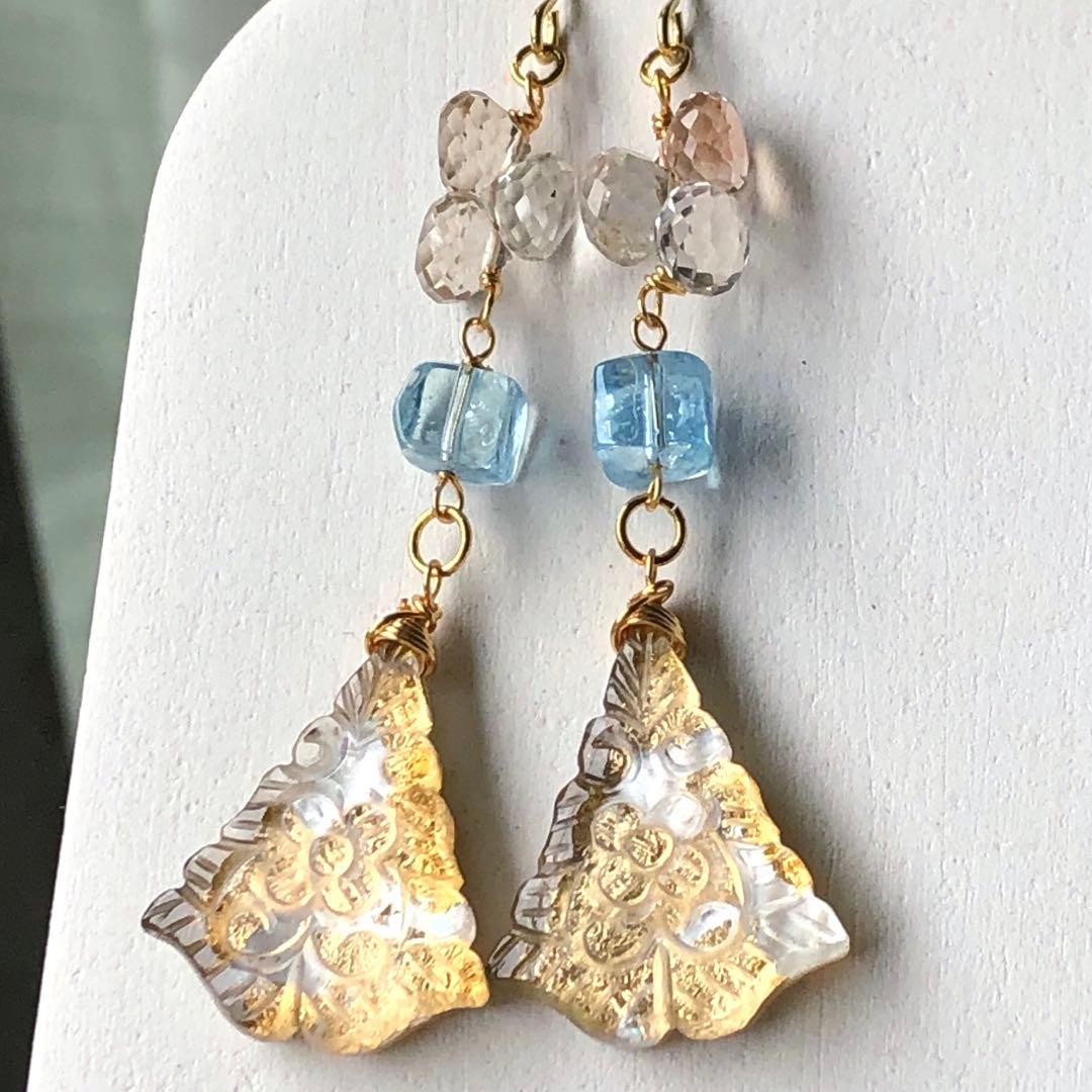 天然石ファンシーシェイプフラワーカービングのピアス14kgf