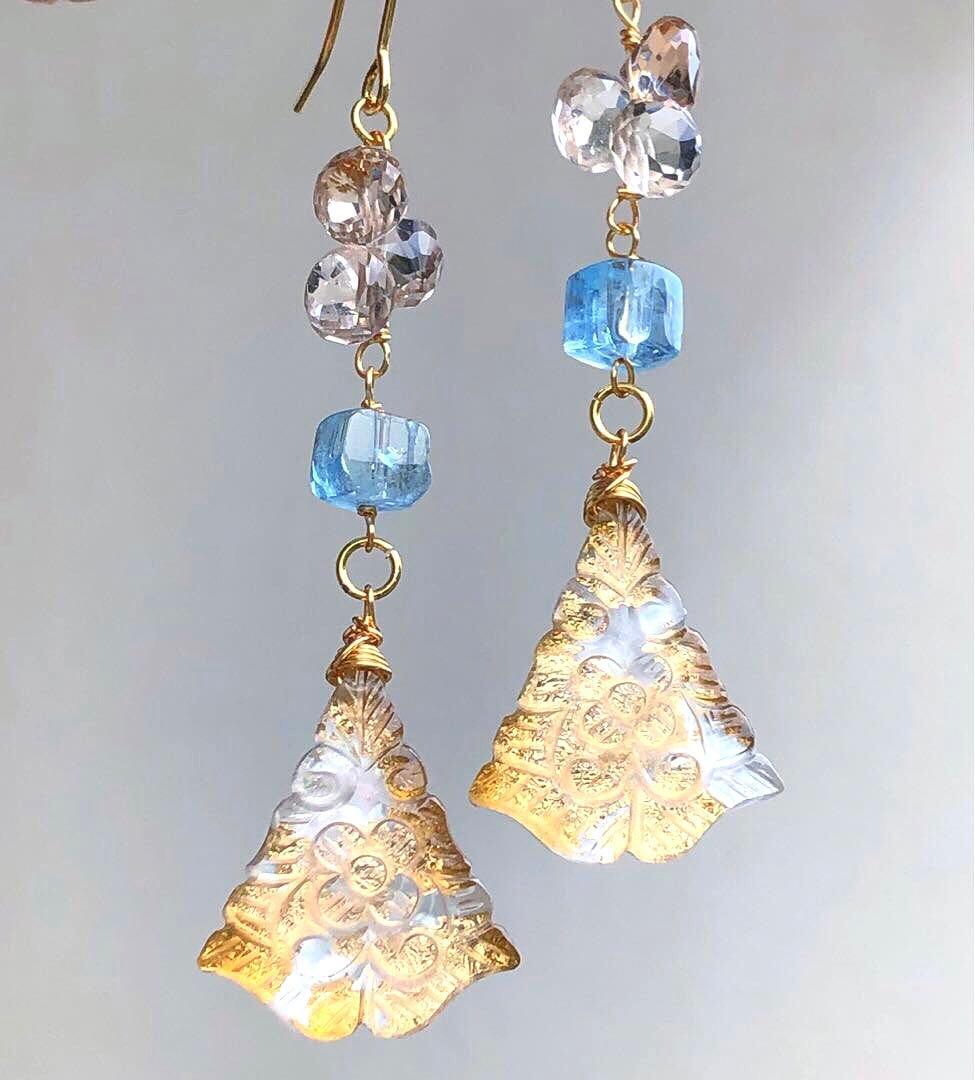 天然石ファンシーシェイプフラワーカービングのピアス14kgf