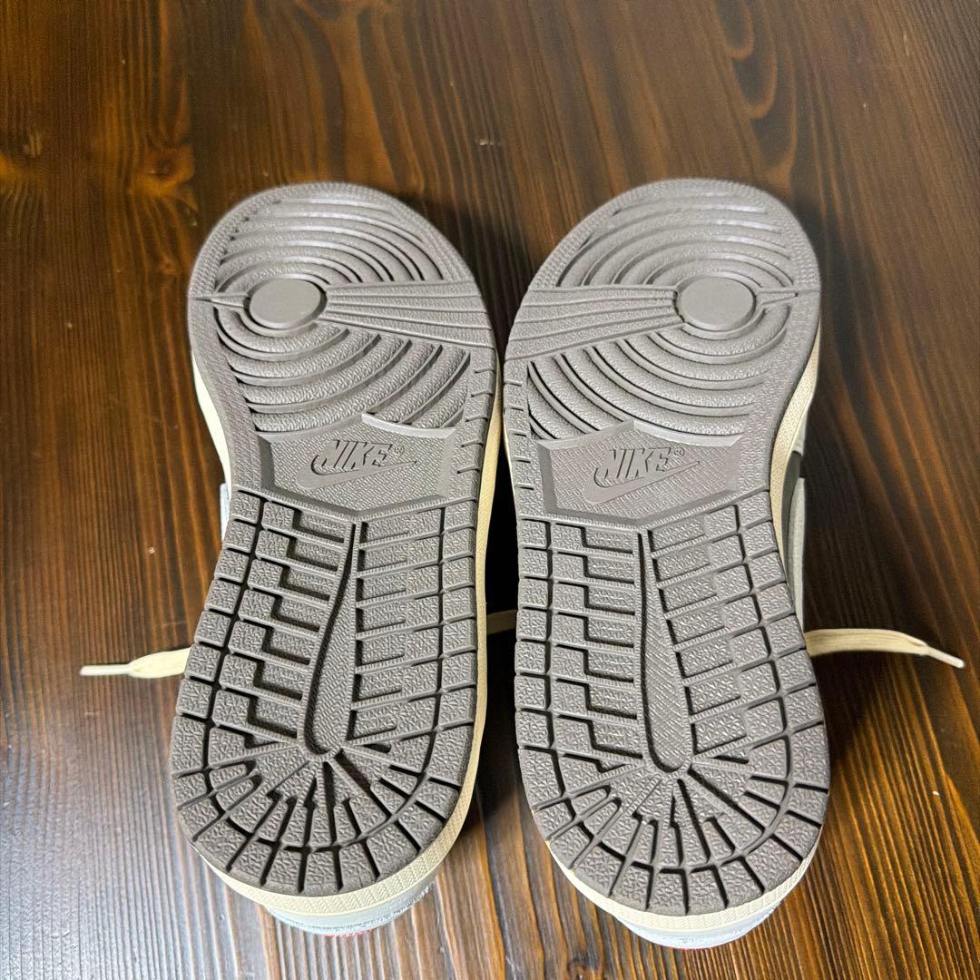 Travis Scott × Nike Air Jordan 1 リバースモカ