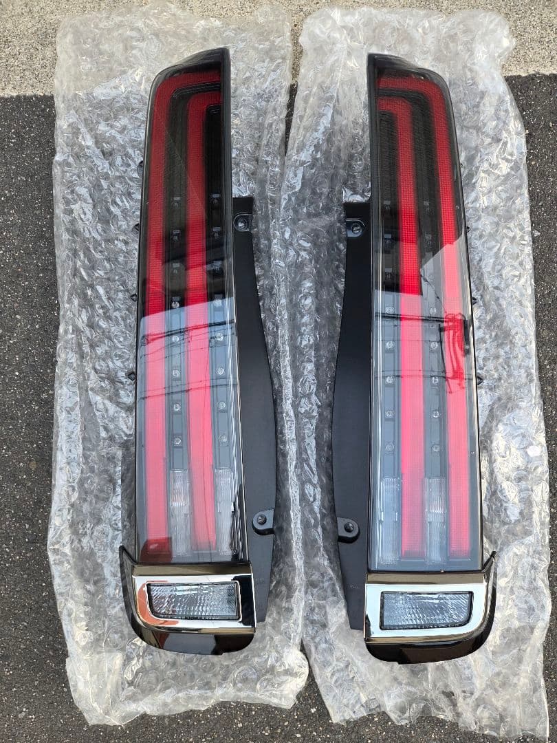 トヨタ　80系ノア後期　W×Blll テールランプ