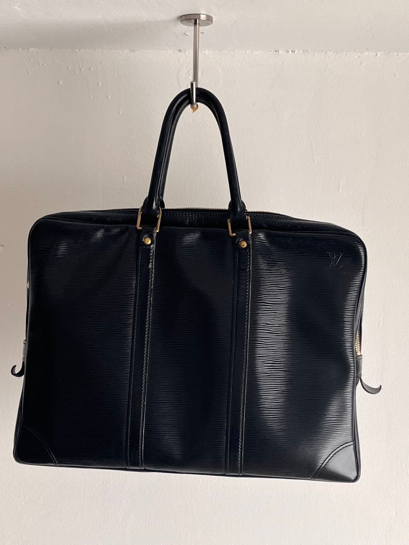 LOUIS VUITTONルイヴィトン エピ ポルトドキュマン・ヴォワヤージュ