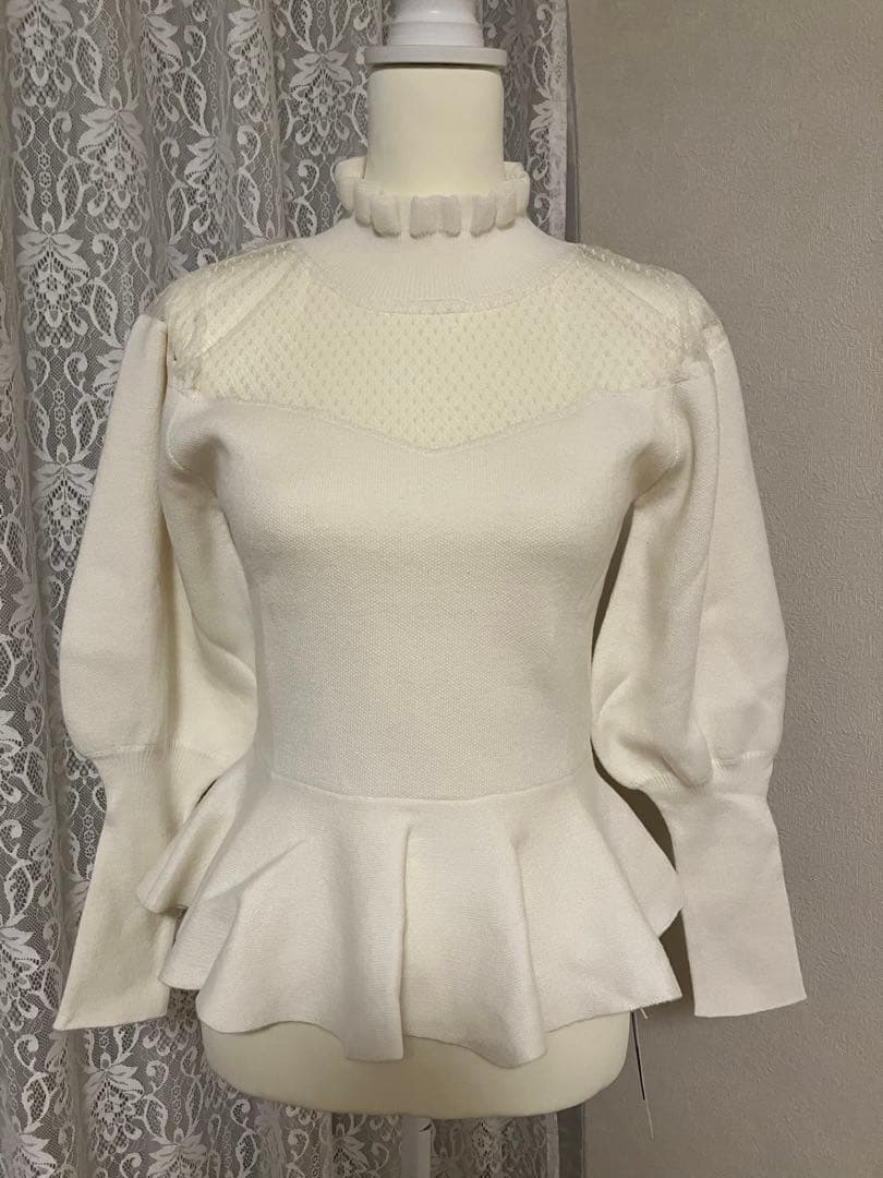 アドニシス　ホワイト ペプラムニット