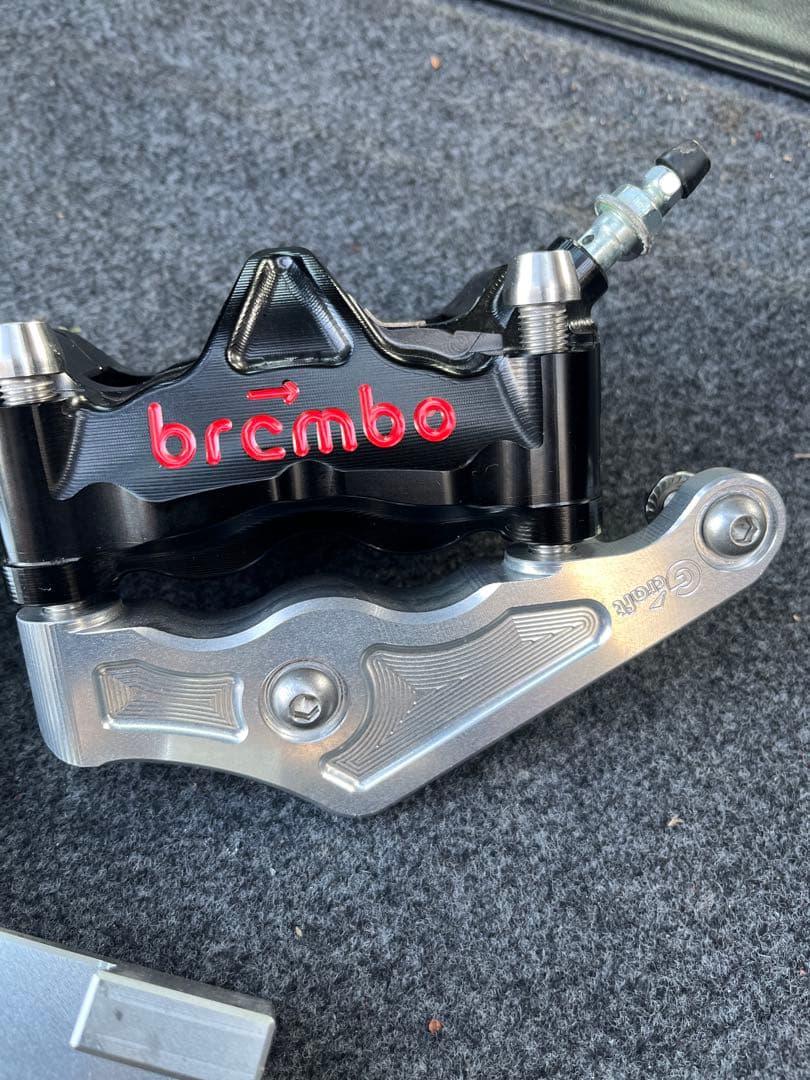 グロム ブレーキキャリパー 黒色、赤文字　前後セット