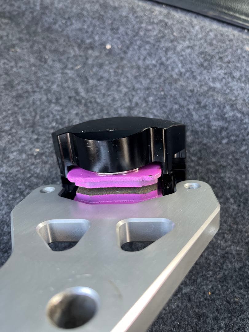 グロム ブレーキキャリパー 黒色、赤文字　前後セット