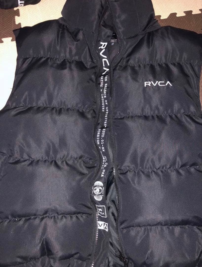 RVCA ブラック ダウンベスト Mサイズ　フード付き