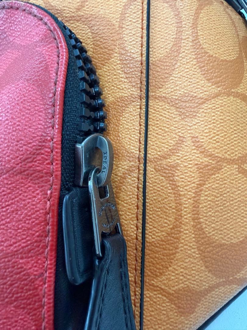 COACH ボディバッグ・ウエストポーチ オレンジと赤