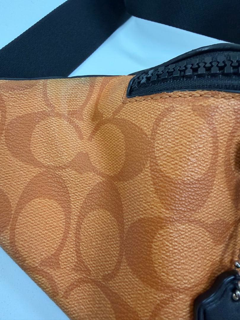 COACH ボディバッグ・ウエストポーチ オレンジと赤