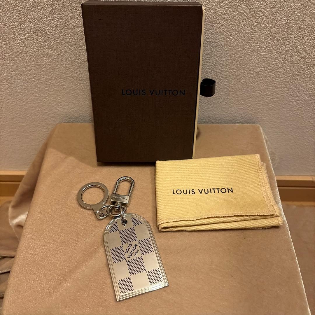 よしみ☆新品未使用☆LOUIS VUITTON ダミエシルバーキーホルダー