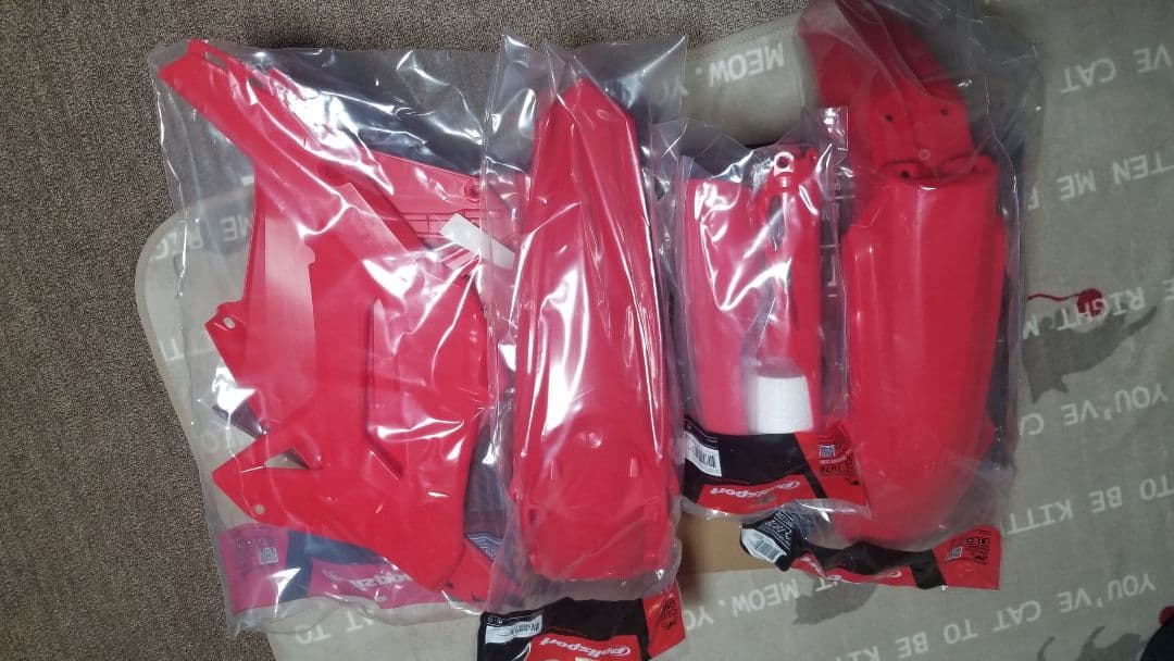 ポリスポーツ 赤 カウルパーツ 新品　ＣＲＦ２５０Ｒ