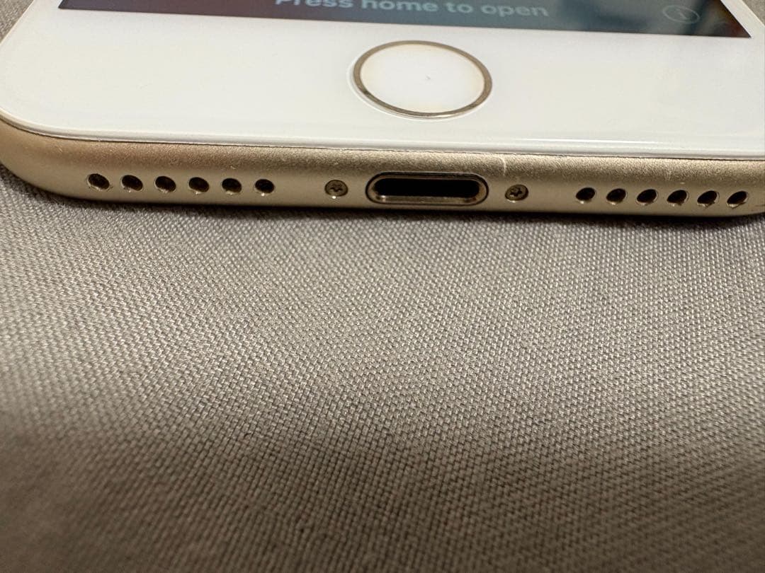 iPhone7 本体 128GB ゴールド SIMフリ 一おまけ付き