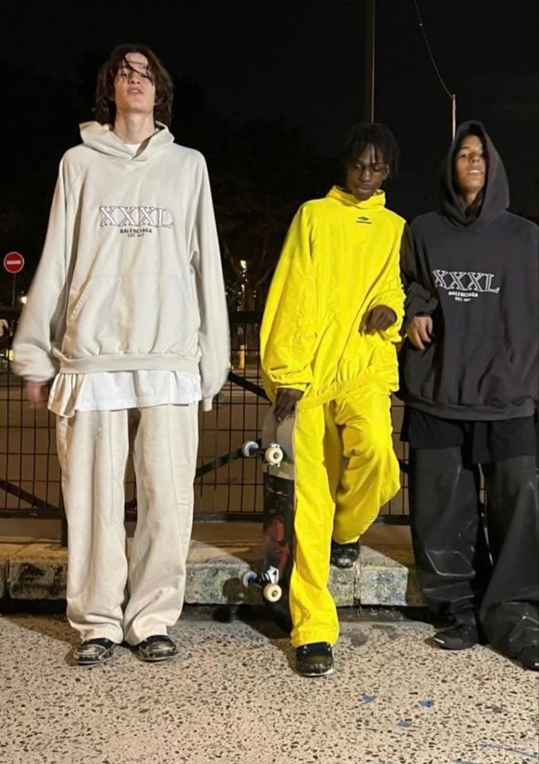 BALENCIAGA XXXL patchedホワイトパーカー