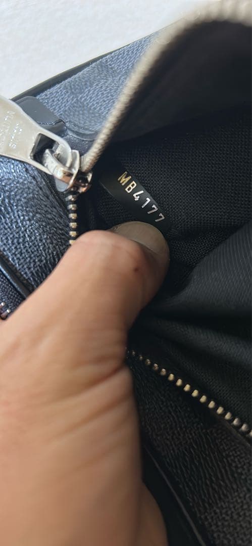 美品 ルイヴィトン ダミエ　グラフィット アンブレール ボディバッグ バム