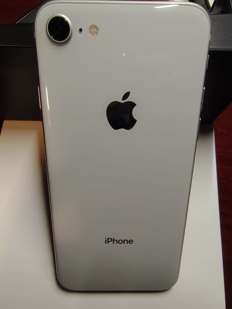 Apple iPhone 8 ホワイト 本体　64GB シムフリー