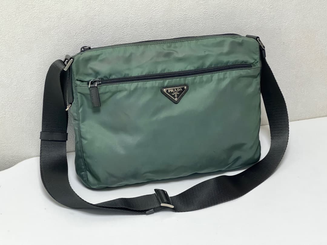 PRADA プラダ 斜め掛け ショルダーバッグ 三角ロゴプレート