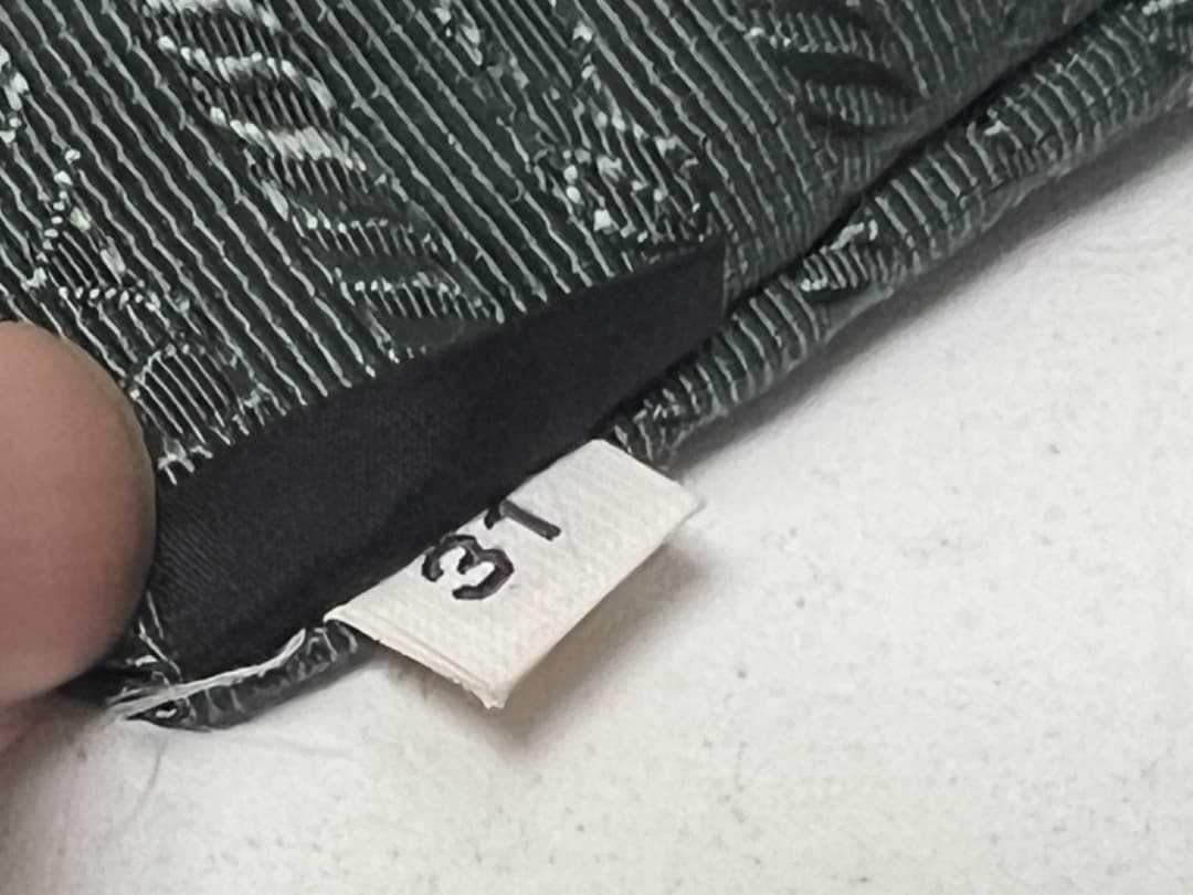 PRADA プラダ 斜め掛け ショルダーバッグ 三角ロゴプレート