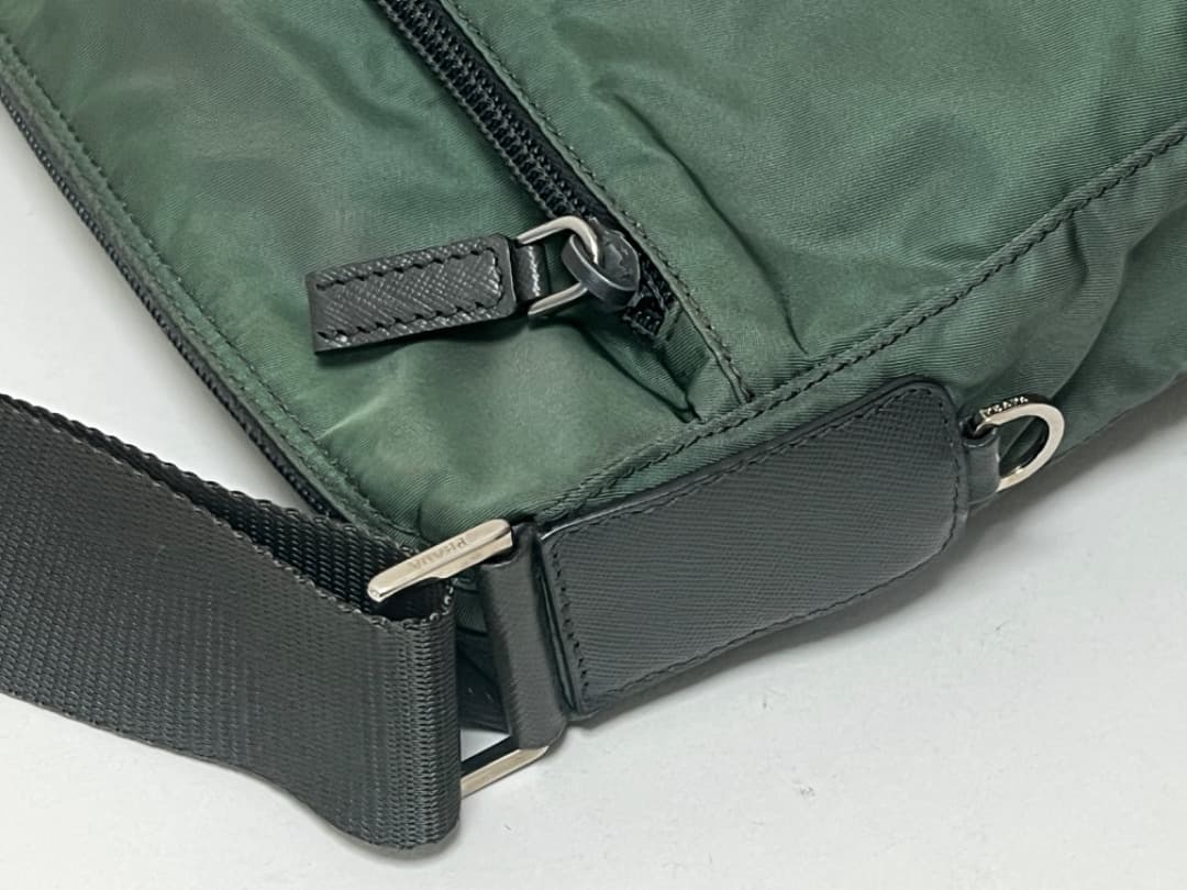 PRADA プラダ 斜め掛け ショルダーバッグ 三角ロゴプレート