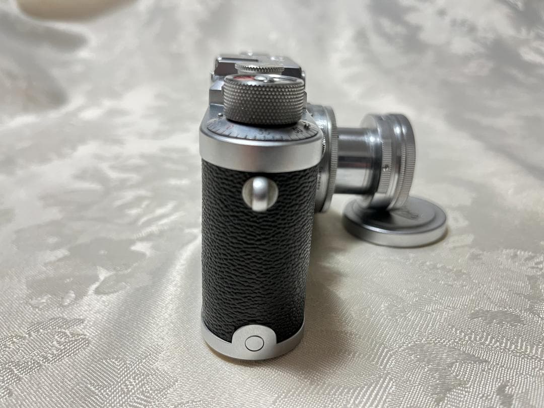 Leotax ライカコピー　レッドダイヤルカメラ とライカSumitar 50