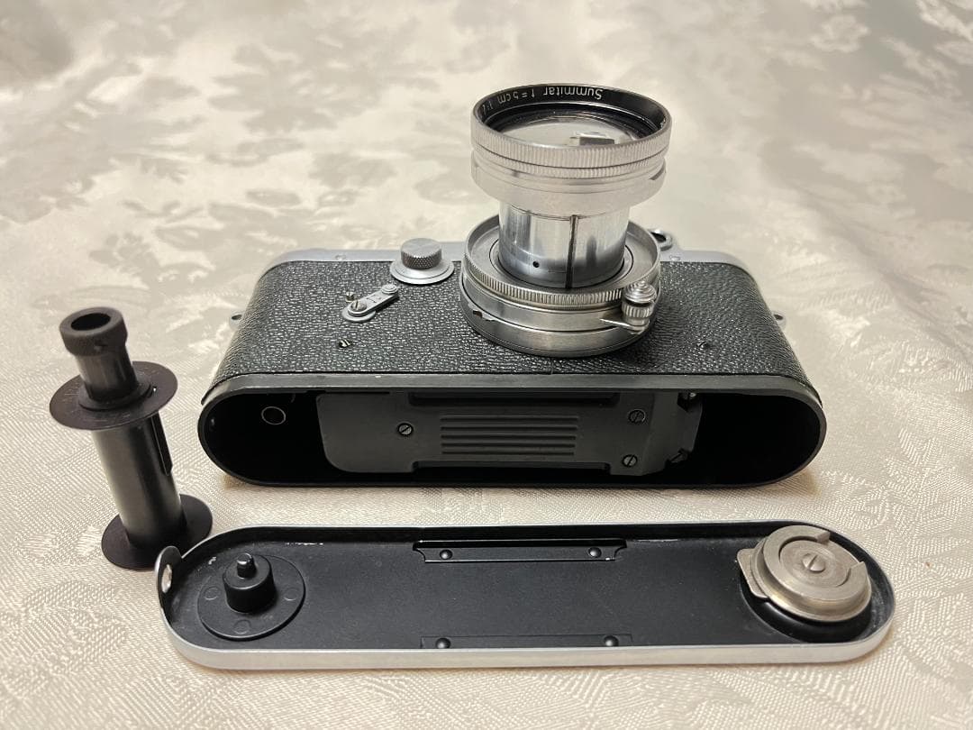 Leotax ライカコピー　レッドダイヤルカメラ とライカSumitar 50