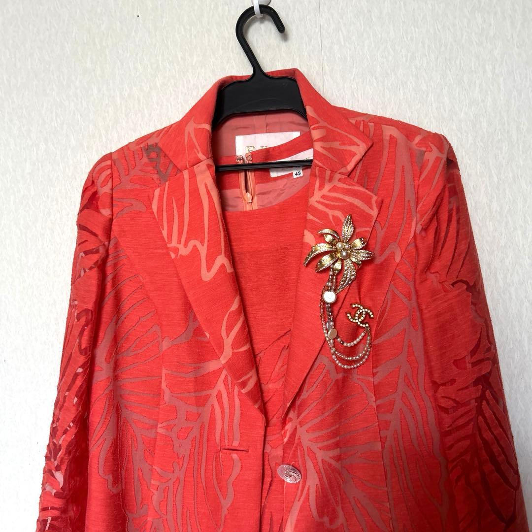 透かし織りの豪華なアンサンブルスーツ　オレンジ系