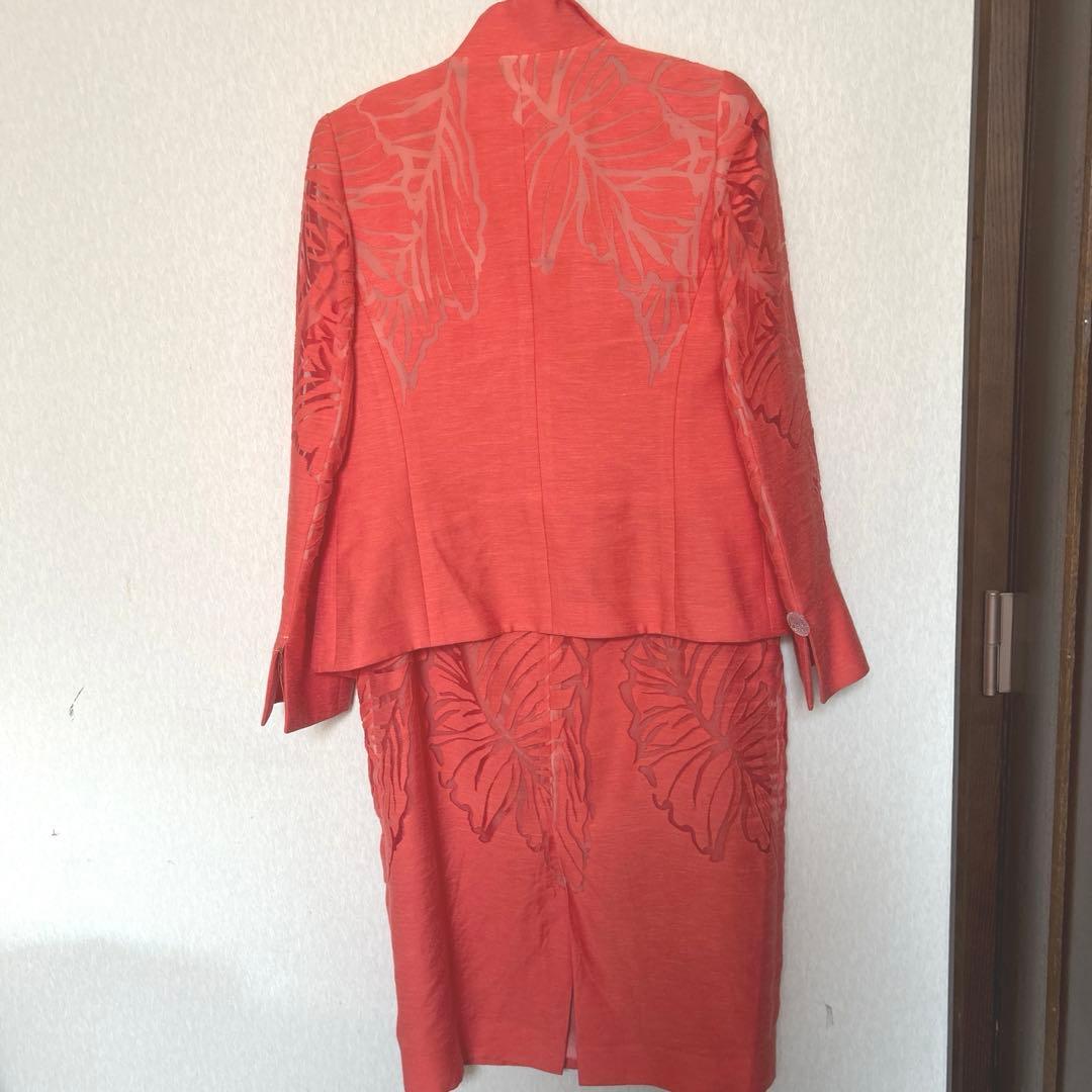 透かし織りの豪華なアンサンブルスーツ　オレンジ系