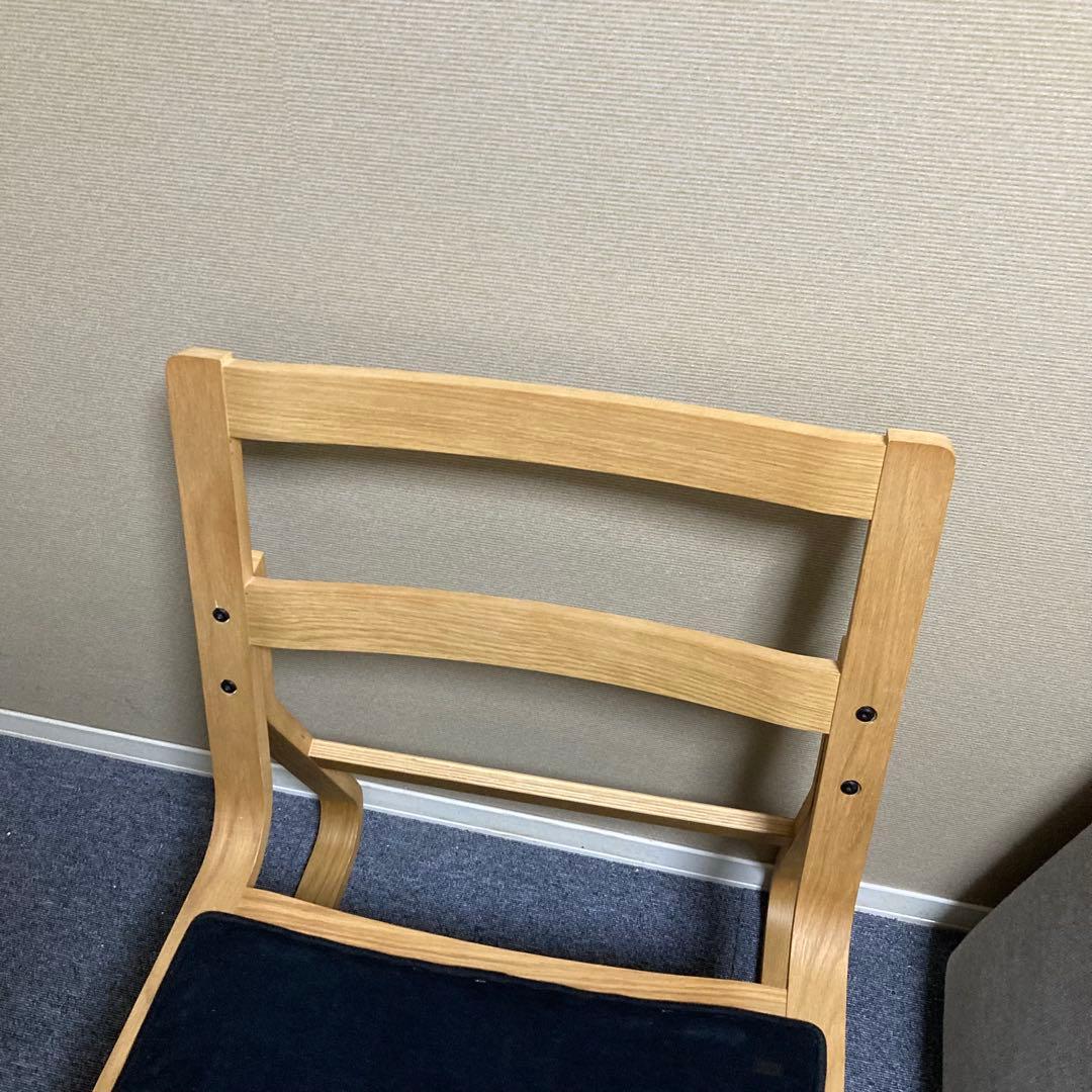 無印良品　リビングでもダイニングでもつかえるソファチェア　左