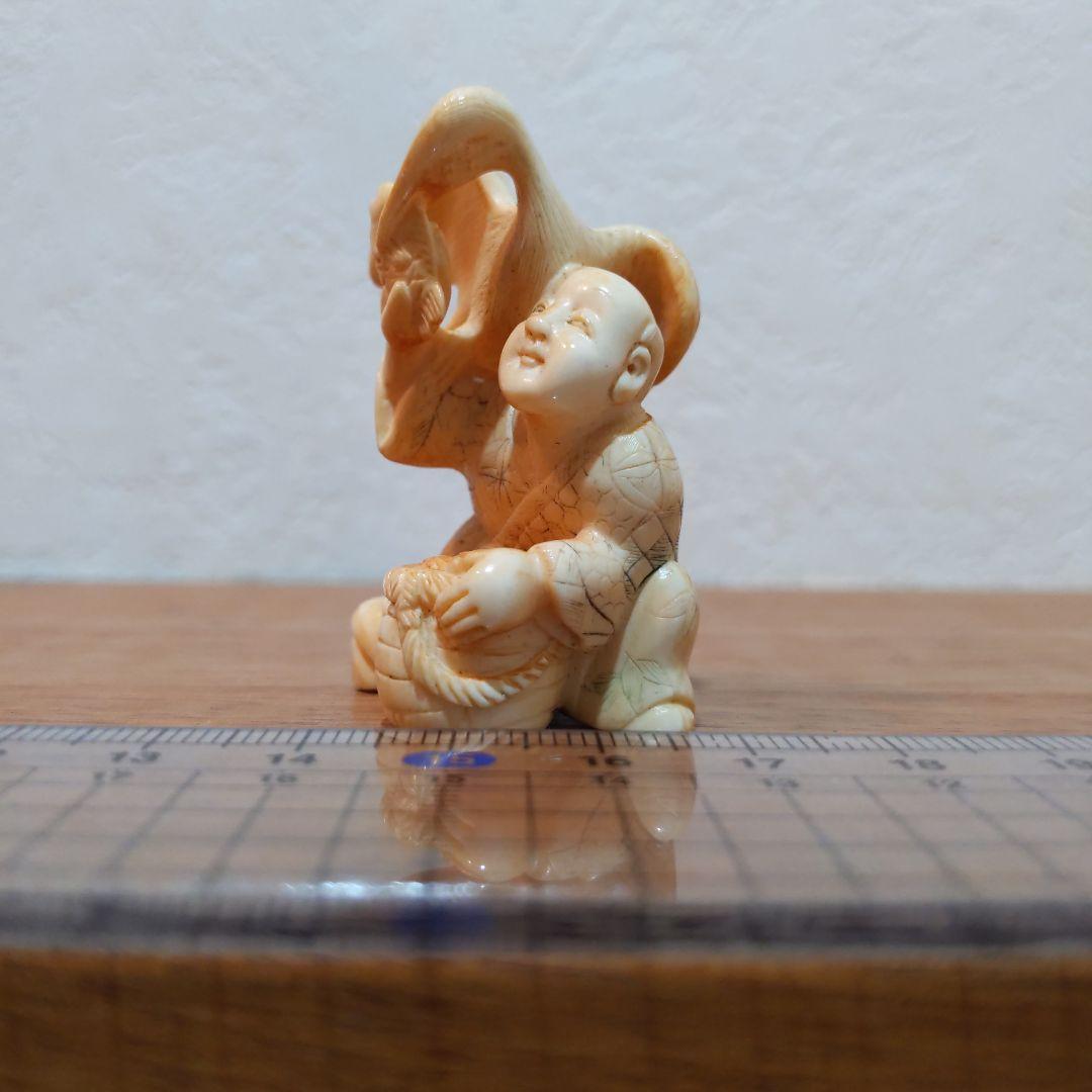 時代提げ物 人物根付 天然素材 在銘【鵜匠と鵜①】高さ約4.8cm 重さ約22ｇ