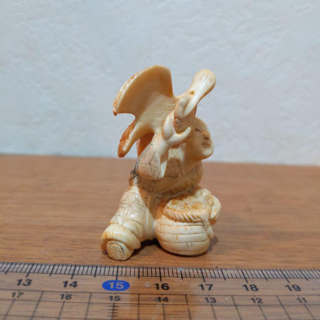 時代提げ物 人物根付 天然素材 在銘【鵜匠と鵜①】高さ約4.8cm 重さ約22ｇ