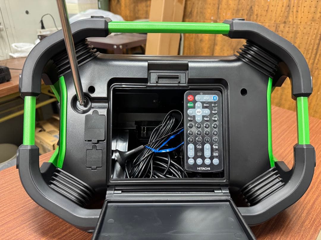 【美品】日立 コードレスラジオ付テレビ UR18DSML