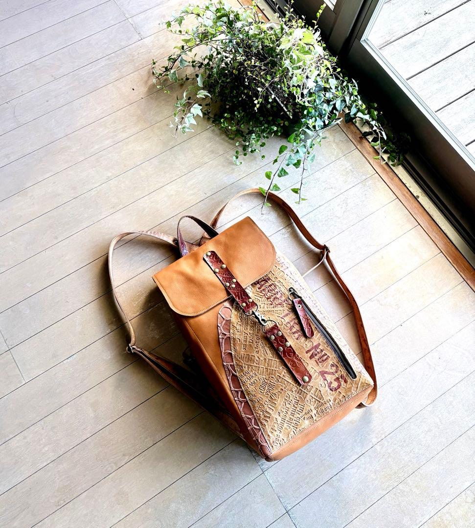 牛革キャメルの遊び心モリモリのリュック