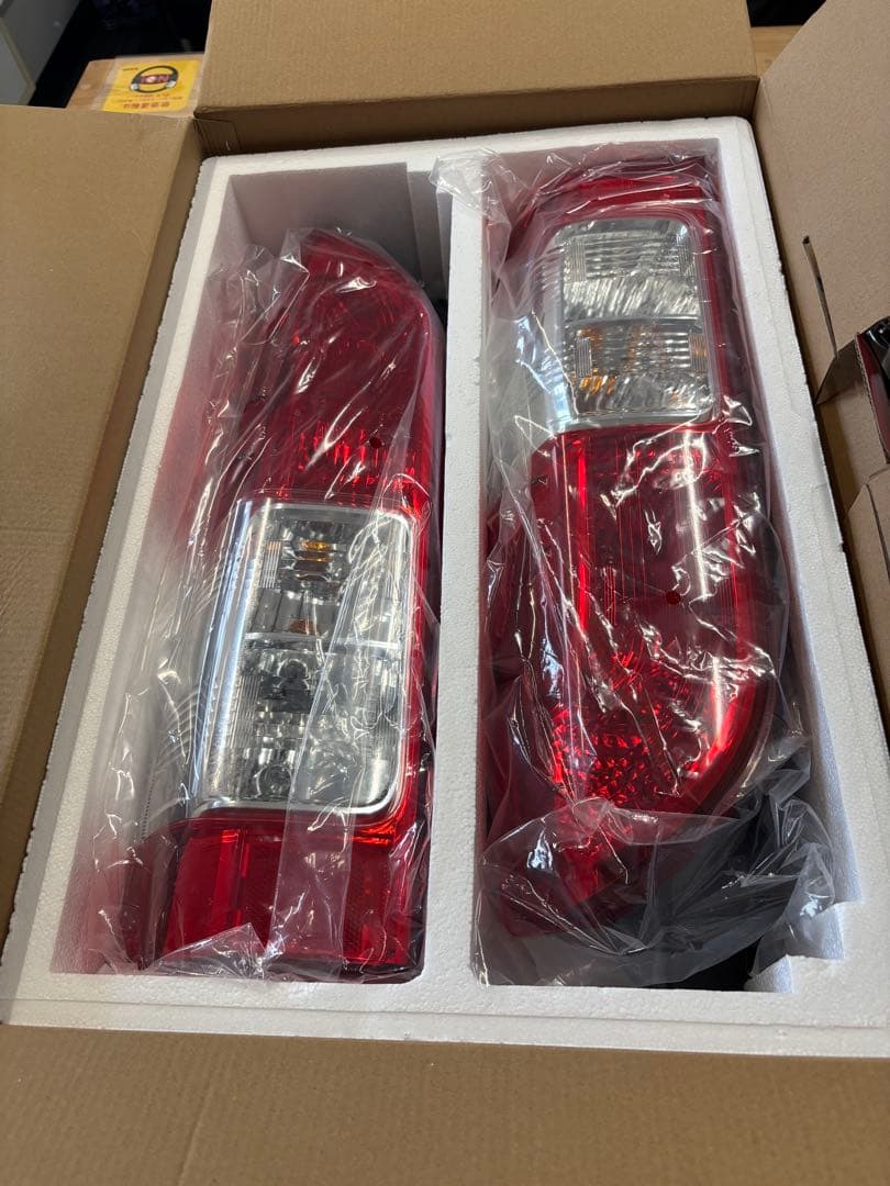 200系 8型ハイエース純正テールランプ