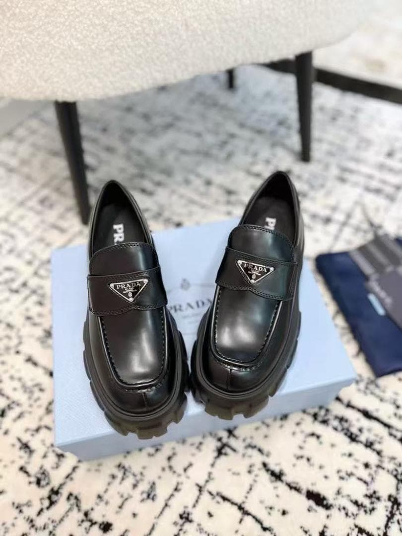 プラダ ブラックレザー ローファー