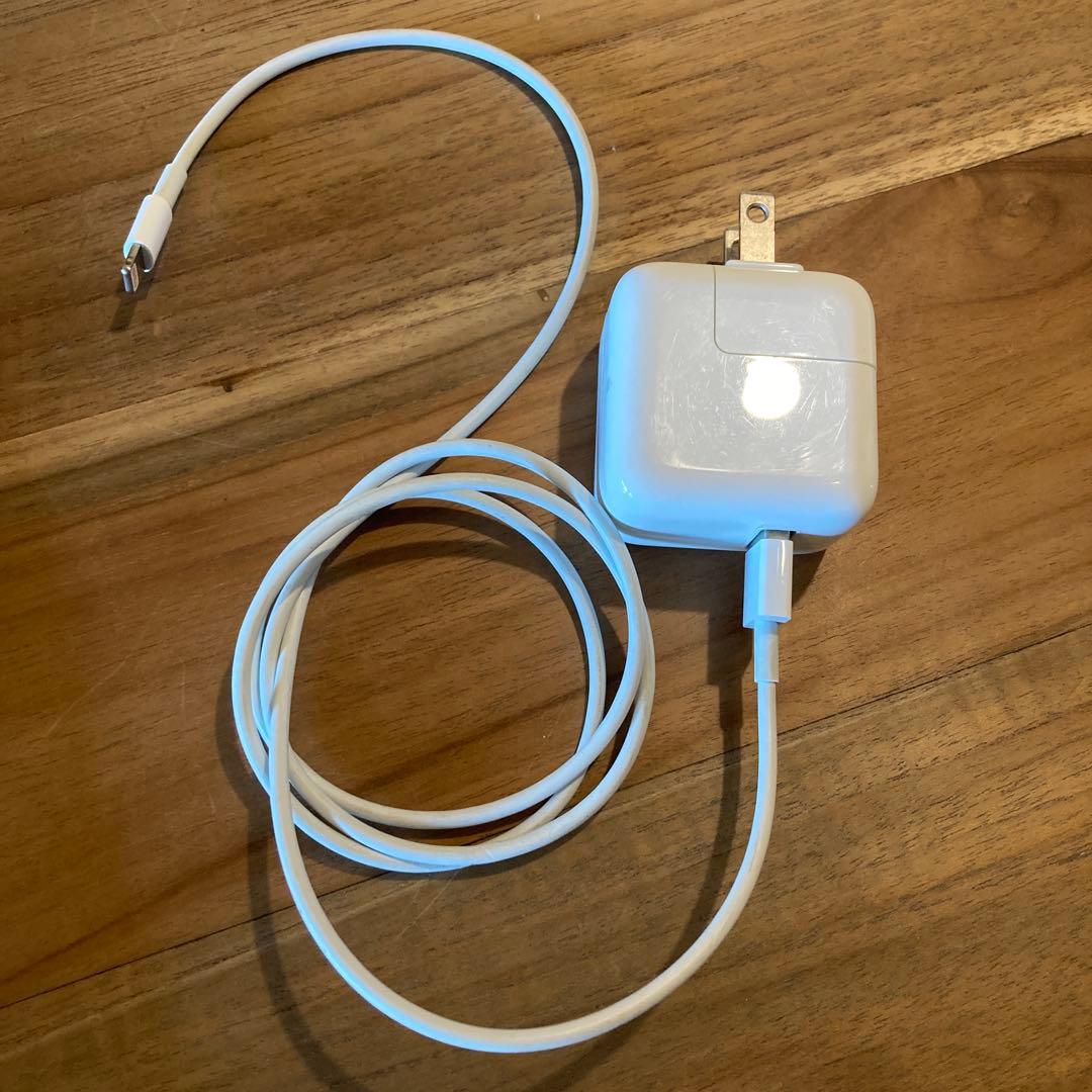 iPad6 32G Wifi シルバー 充電器、カバ-(自動スリープ機能付き)