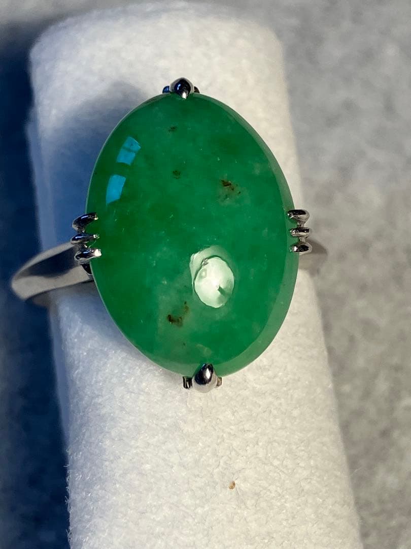 丸いエメラルドの指輪