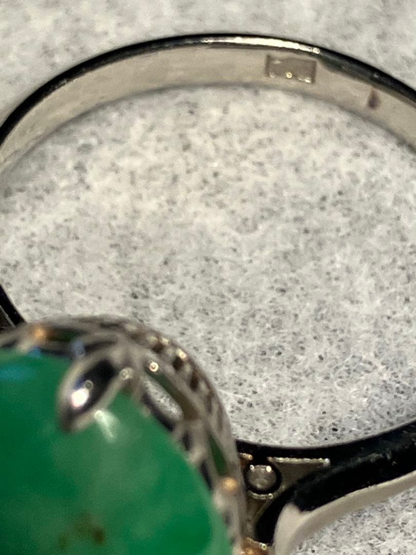 丸いエメラルドの指輪