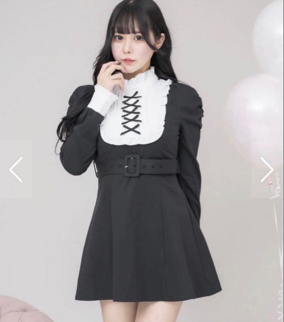 pium ヨークフリルベルト付きワンピース ブラック