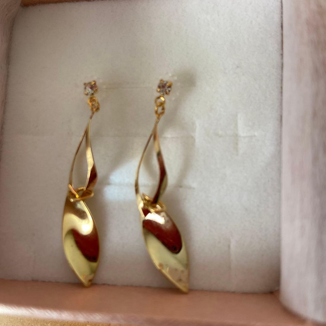 新品未使用箱付　ピアス　ゴールド18k チェーン　揺れる