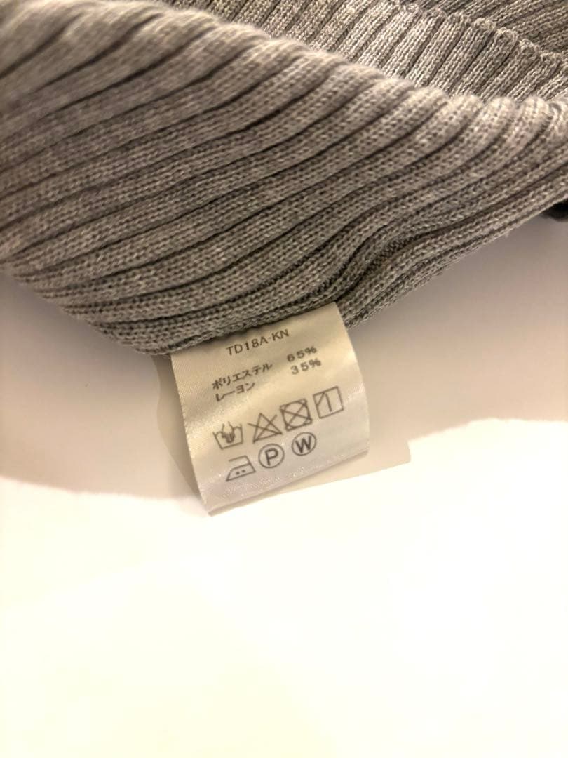 コトハヨコザワ　グレー　ハイネックリブニット