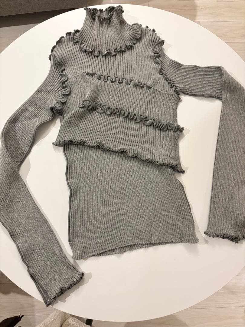 コトハヨコザワ　グレー　ハイネックリブニット