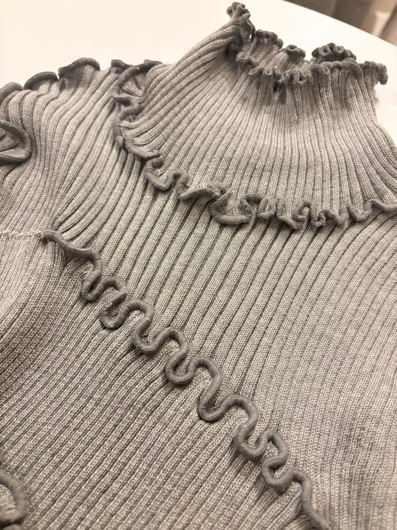 コトハヨコザワ　グレー　ハイネックリブニット