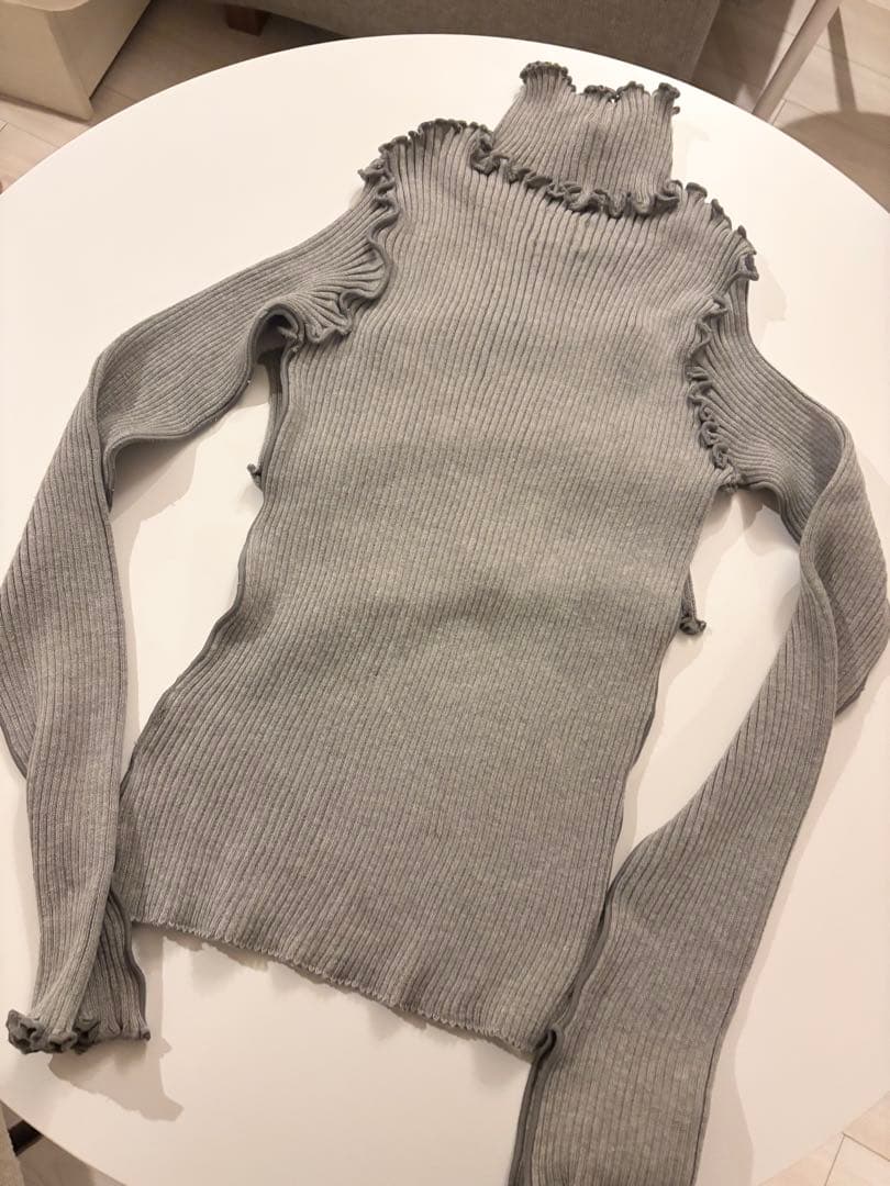 コトハヨコザワ　グレー　ハイネックリブニット