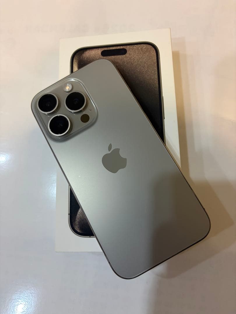 Apple iPhone 15 Pro ナチュラルチタニウム　本体