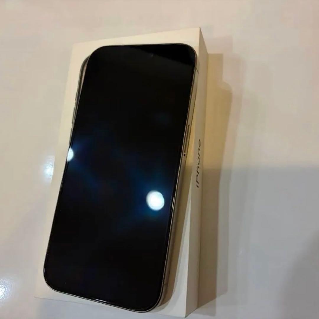 Apple iPhone 15 Pro ナチュラルチタニウム　本体
