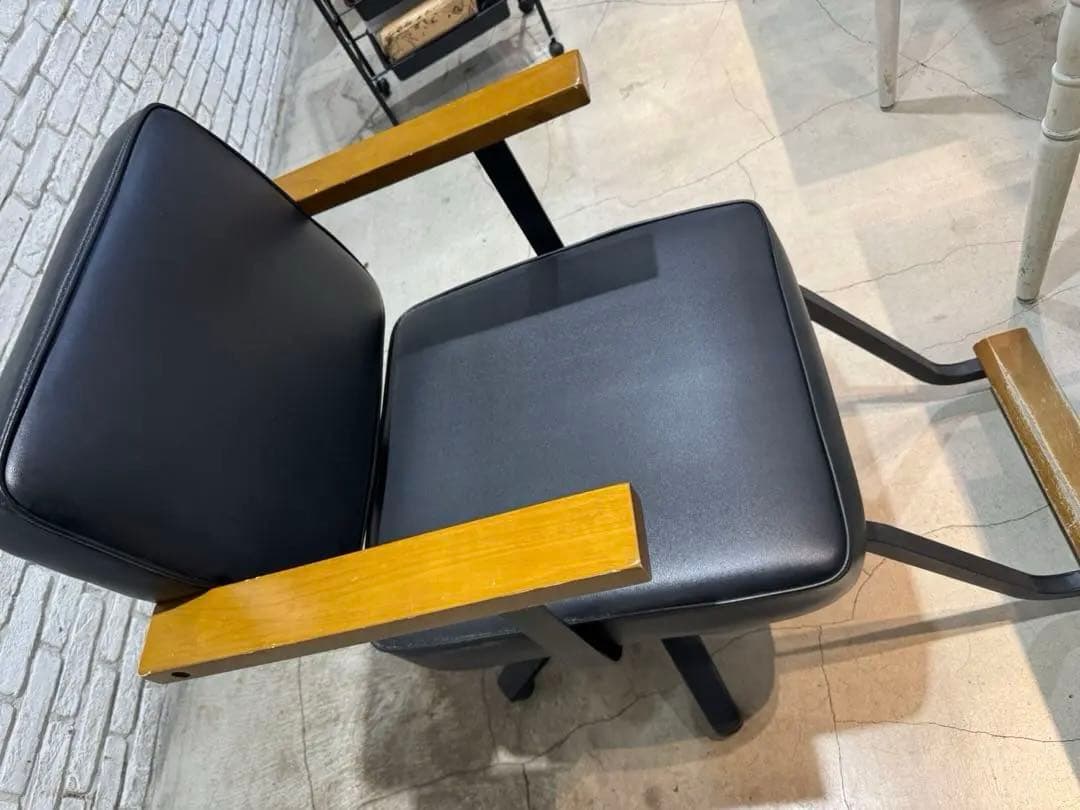 モダンデザイン 黒い椅子 木製アームレスト　美容室　セット椅子　在庫2