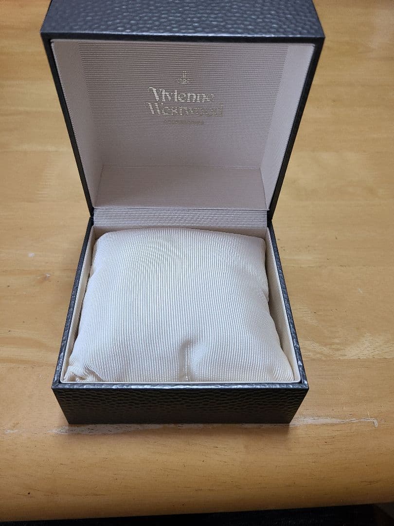 Vivienne Westwood の腕時計です(レディース用)