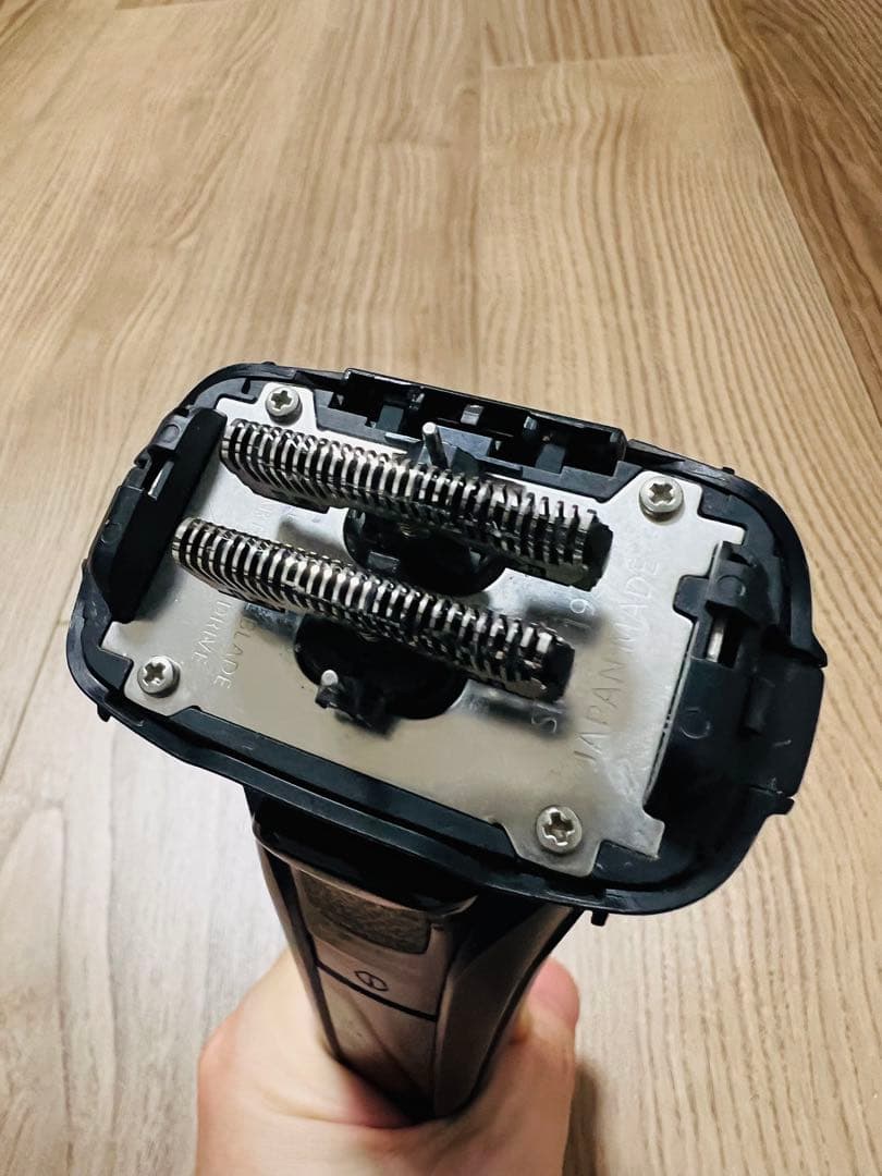 美品 Panasonic メンズシェーバー ES-CLV7E 髭剃り メンズ