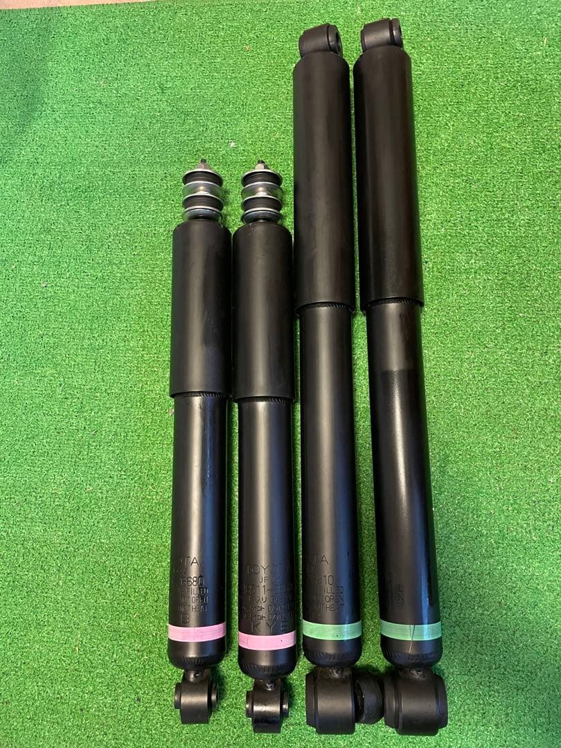 純正ショック　ハイエーススパロン　TRH226新車外し取り外し品