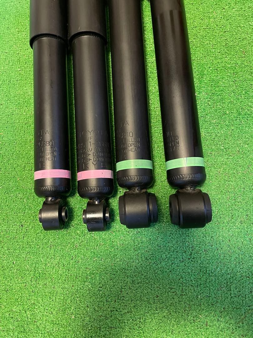 純正ショック　ハイエーススパロン　TRH226新車外し取り外し品