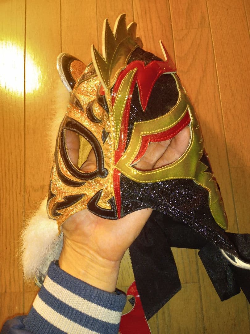 即決！ウルティモドラゴン&タイガーマスク ハーフ サイン入りプロレスマスク